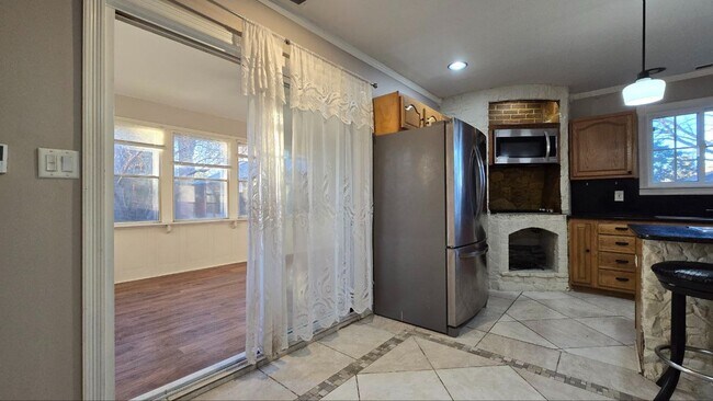 Foto del edificio - Large 5-Bedroom Home with Backyard Pool, Garage & Fenced Yard