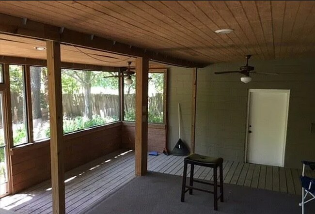 Building Photo - 1645 Airport Dr