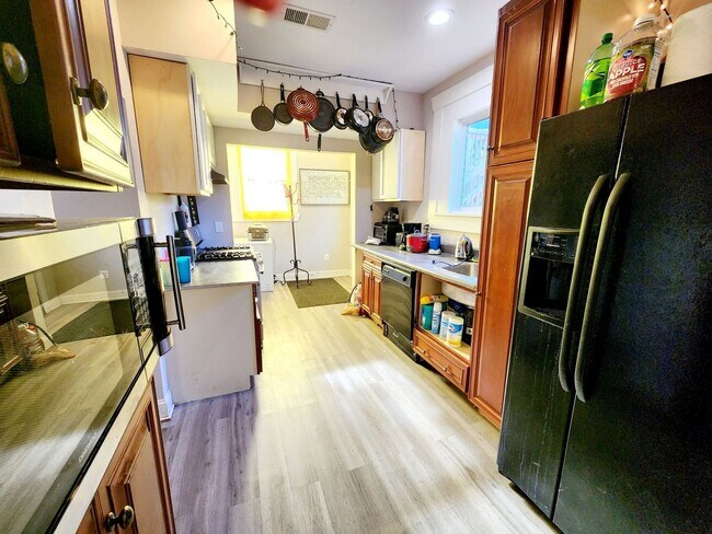 Building Photo - 6 Bed House with 2 Full Bath & 2 Half Bath...