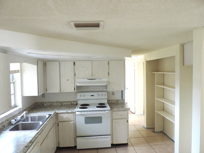 Foto del edificio - 9835 Rainbow Ln