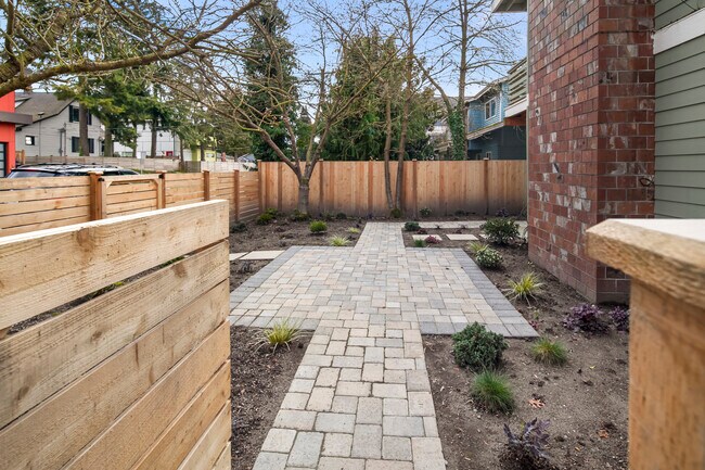 Shared patio/garden, fenced - 9015 Fremont Ave N