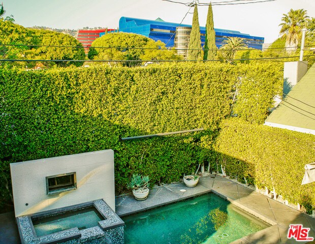 Foto del edificio - 8735 Dorrington Ave