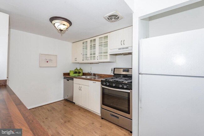 Foto del edificio - 7704 Lakecrest Dr