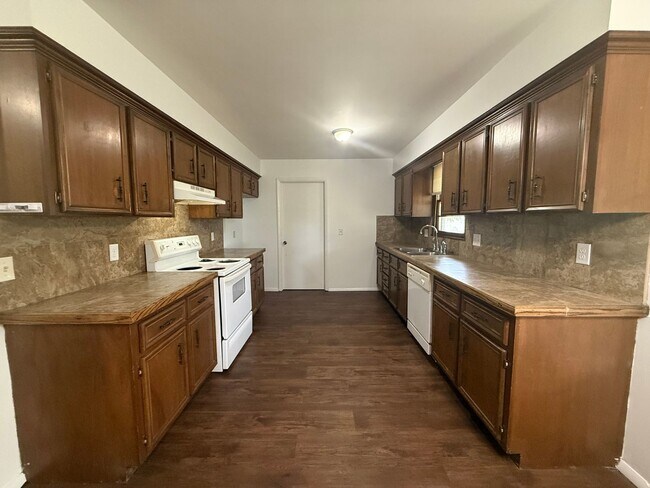 Foto del edificio - LOCATION! Check out this spacious 3 bedroom with 2.5 baths!