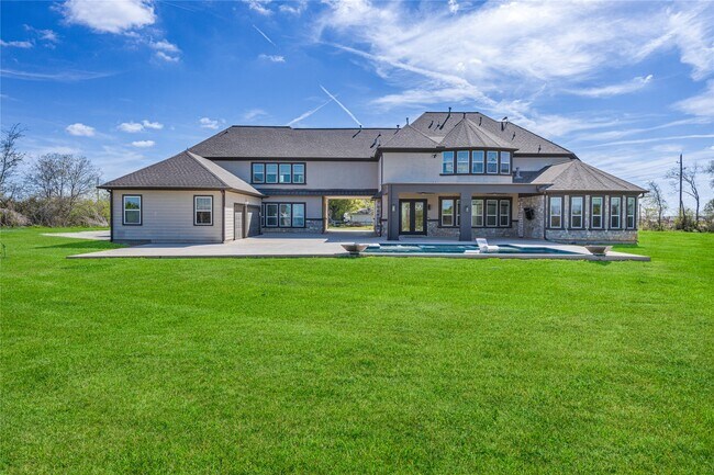 Building Photo - 15015 House Rd