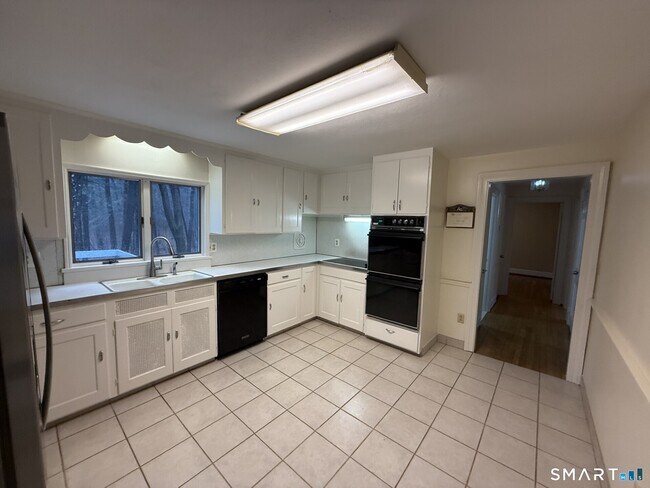 Foto del edificio - 44 Pine Hill Rd