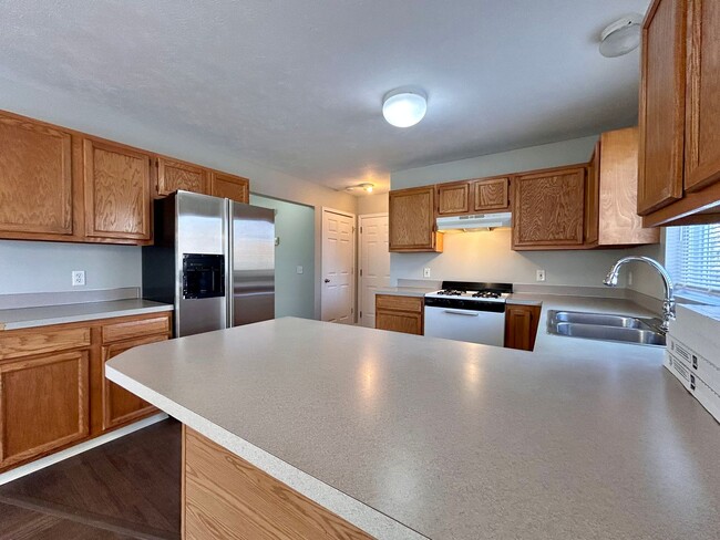 Building Photo - 3 Bedroom Home in Forest Hills Schools!