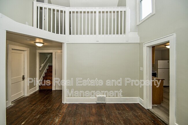 Foto del edificio - 487 Crouse St