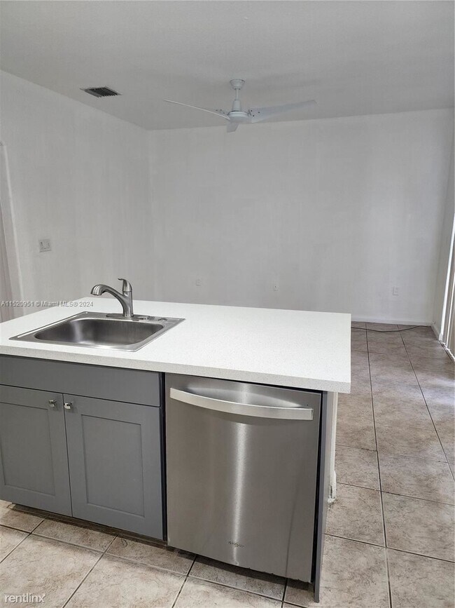 Building Photo - 4 br, 3.5 bath House - 2579 SW 85th Ave # 105