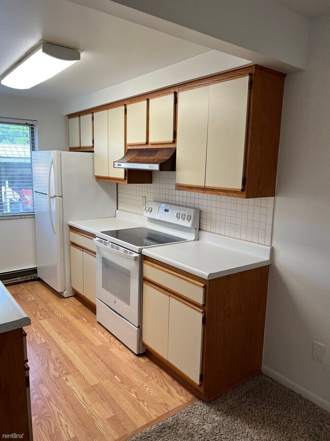 Building Photo - 1 br, 1 bath Condo - 21464 Beaconsfield St...