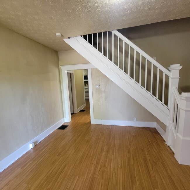Building Photo - Westside 5BR/2BA House w/Fenced-In Yard!