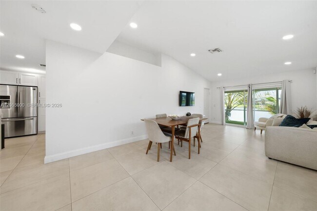 Building Photo - 4952 SW 32nd Ave