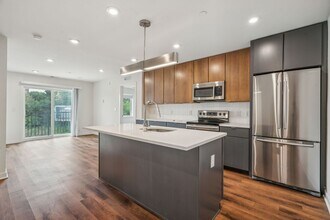 Interior Photo - Graduate Pointe