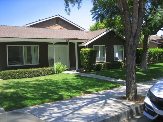 Building Photo - 409 Sunflower Ave