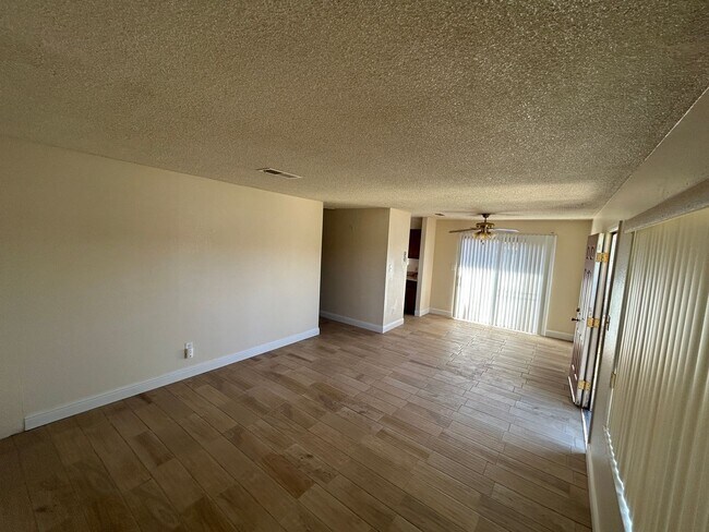 Foto del edificio - Spacious and upgraded 2 bedroom 1 bath, unit in Villa Verde Condominiums.