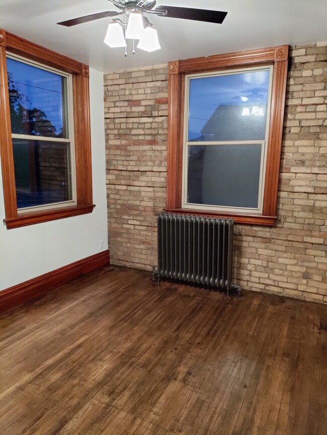 Building Photo - 429 Elm St W
