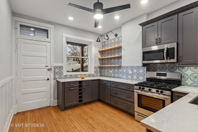 Foto del edificio - 1472 W Farragut Ave