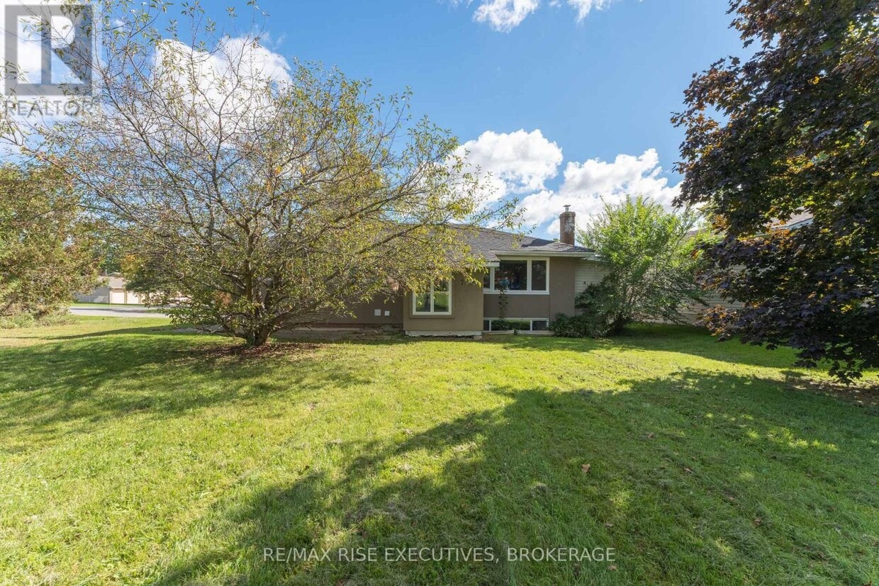 Photo principale - 740 Collins Bay Rd