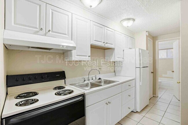 Building Photo - 1138 Corona St