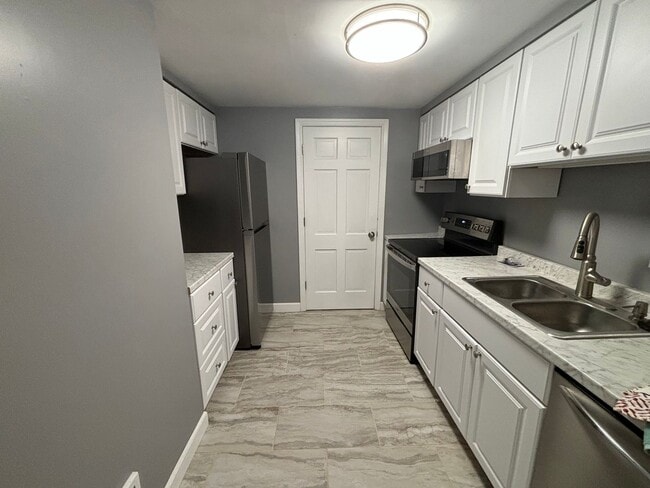 Building Photo - Remodeled Ground Level Condo off Rivermont