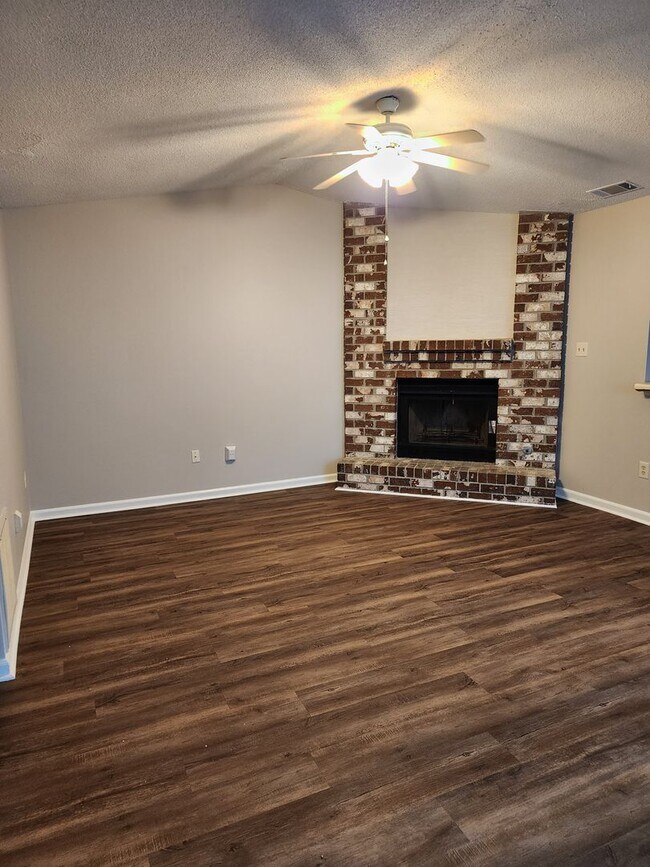 Building Photo - Spacious 2 bedroom 2 bath townhome with walk in closets, fireplace, and washer/ dryer included.