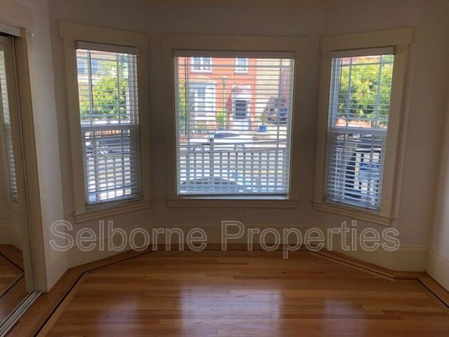 Photo - 937 International Blvd House