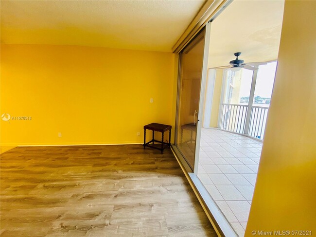 Foto del edificio - 100 Golden Isles Dr