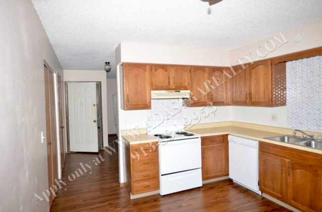 Building Photo - Beautiful 2 Bed 1 Bath Unit in Raymore-Ava...