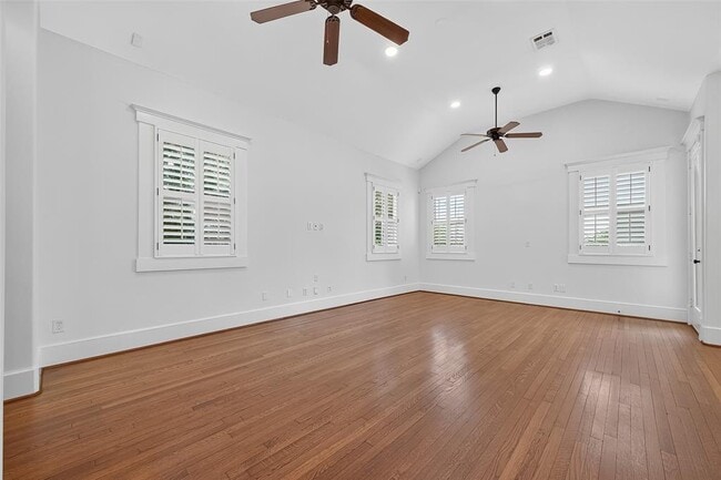 Building Photo - 1042 W 25th St