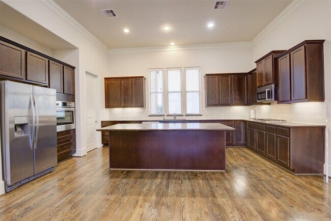 Building Photo - 9627 Fannin Station W