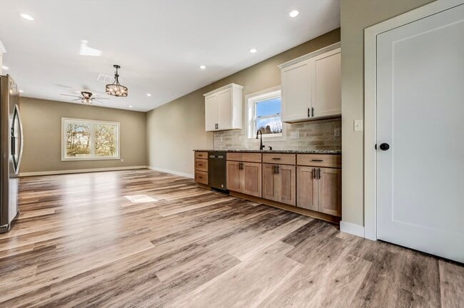 Building Photo - 702 E Elm St