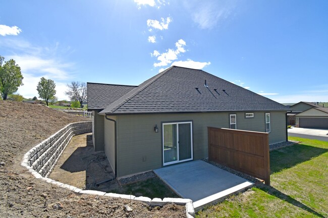 Building Photo - Beautiful New Build on the Golf Course!  3...