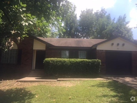 Building Photo - 811 Pinestone Pl