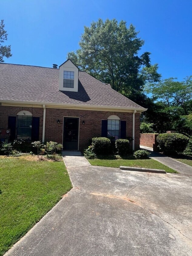 Primary Photo - Newly Renovated 2 Bedroom Townhouse in Con...