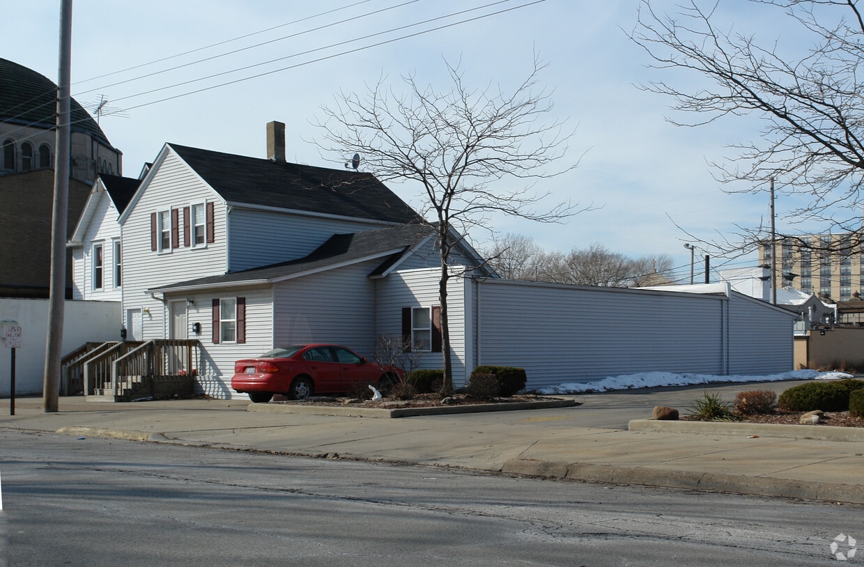 Building Photo - 216 W 9th St