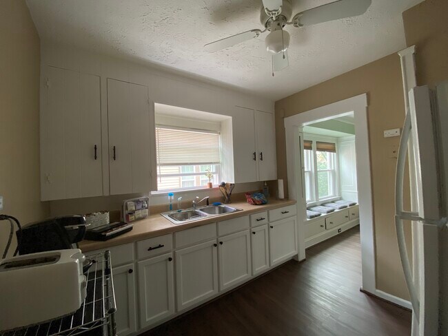 Kitchen - 1636-2 Grace Ave