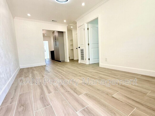 Building Photo - 748 Bethune St