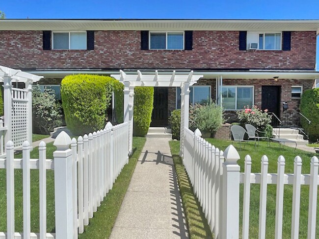 Building Photo - Remolded Mid-Town / South-West location wi...