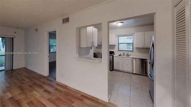 Building Photo - 301 N Pine Island Rd