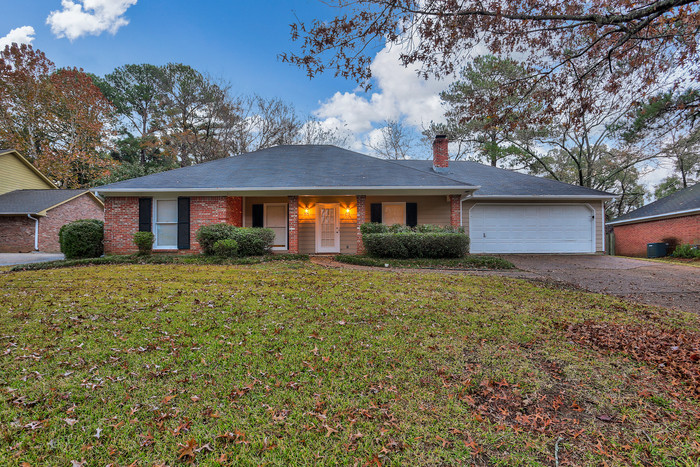 Primary Photo - Impressive Brick Home in Ridgeland, MS