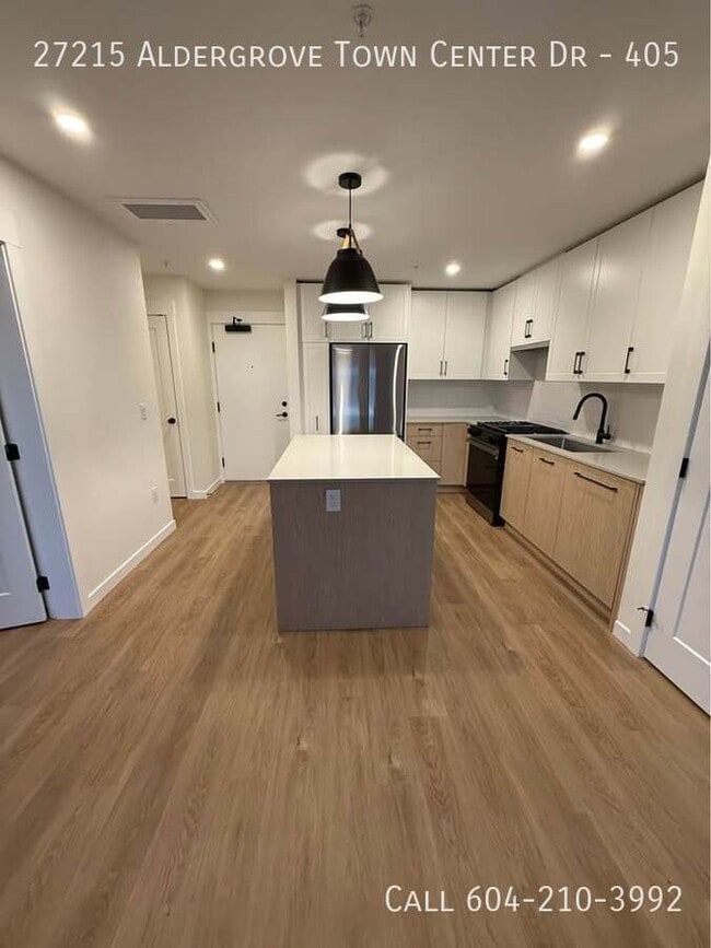 Photo du bâtiment - Brand New Condo Near Fraser Highway