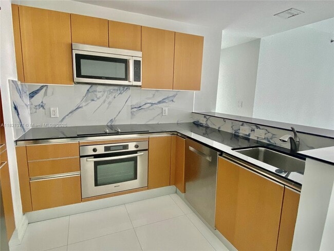 Building Photo - 1060 Brickell Ave