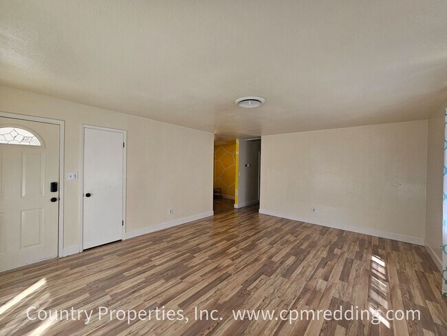 Foto del edificio - Spacious 3-Bedroom House with Gated Pool i...