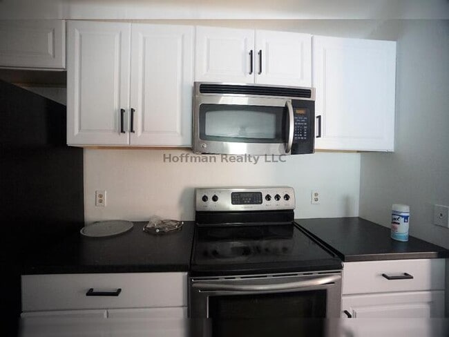 Building Photo - Spacious 1-Bedroom Condo with Modern Upgra...