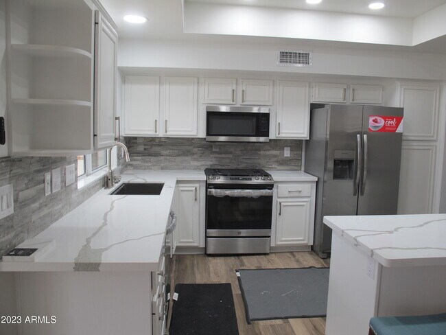 Building Photo - 14506 W Huron Dr