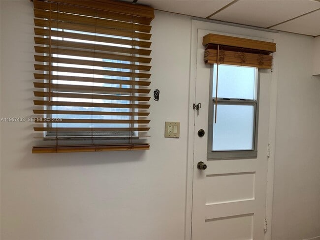 Building Photo - 2859 Leonard Dr