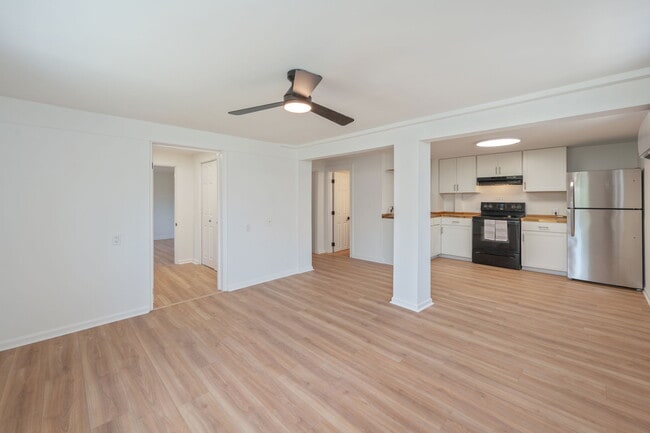 Building Photo - 1002 High Grove Ct