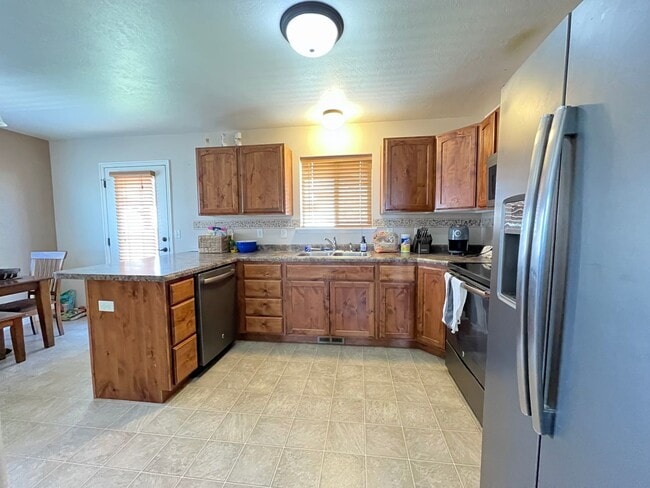 Foto del edificio - 6 Bedroom/3 Bathroom House in Eagle Mountain