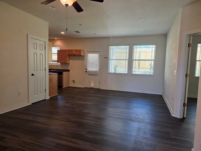 Building Photo - 121 Ivy Ln