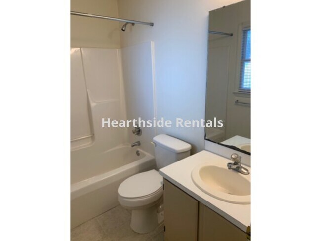 Foto del edificio - **2 Bedroom 2 Bath Duplex Minutes Away Fro...
